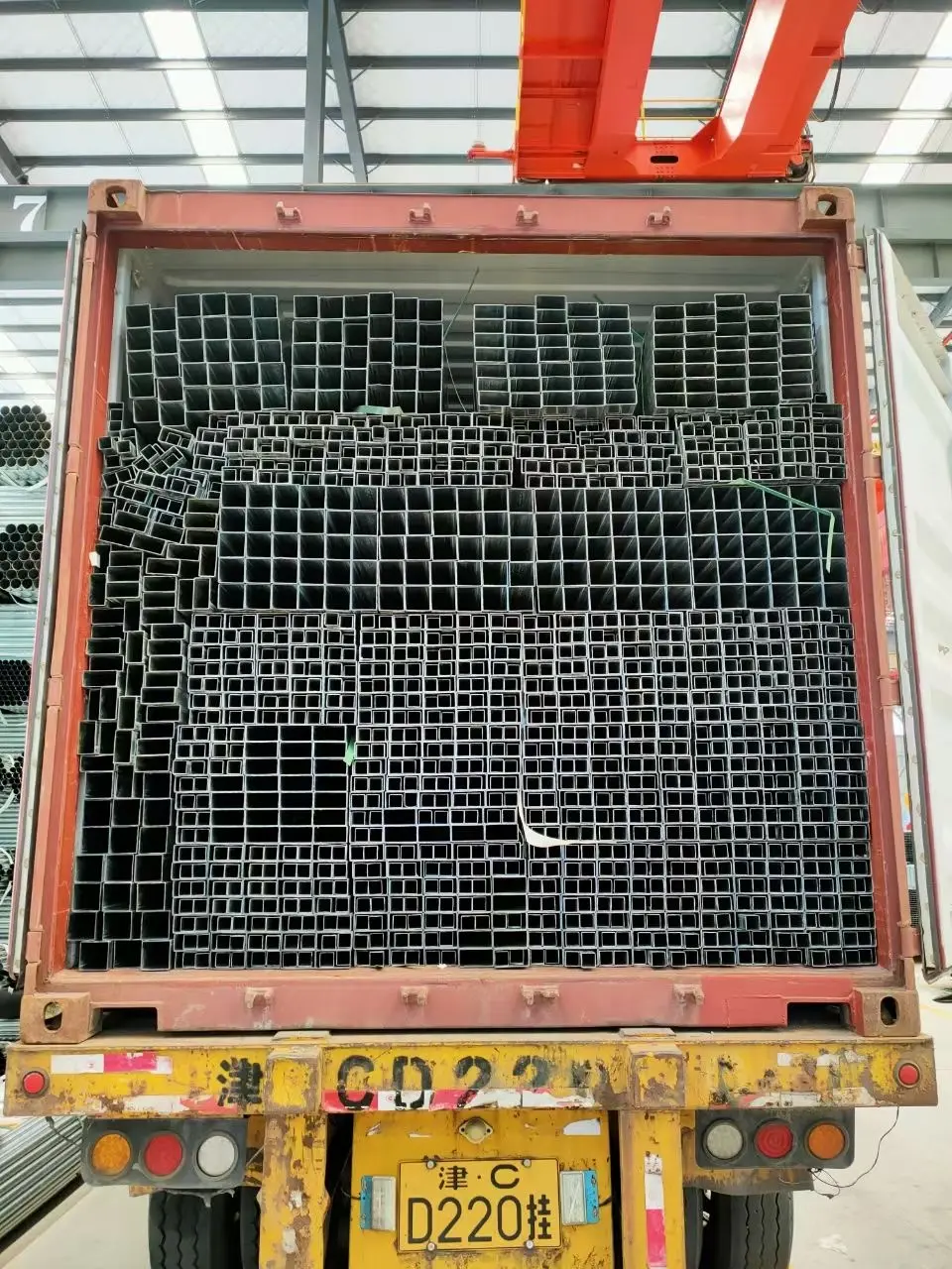 Container loading of steel pipes for an export order
