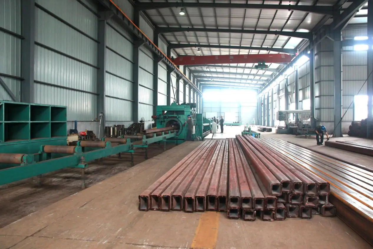 SD XJY Pipe sales office interior with engineering workstations