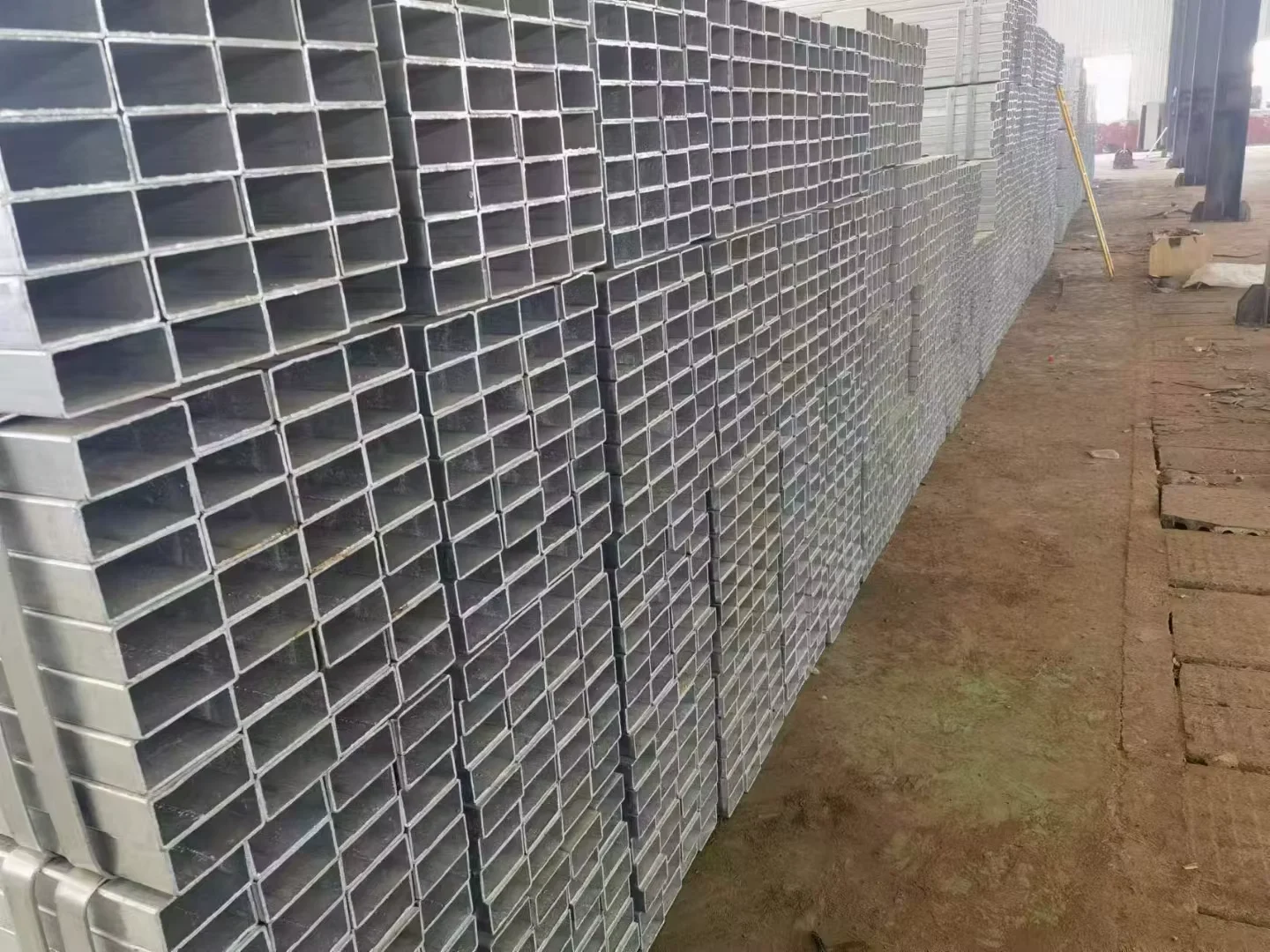 Q195-Q345 ERW Welded Rectangular Steel Hollow Section 20×20-80x40mm Supplier